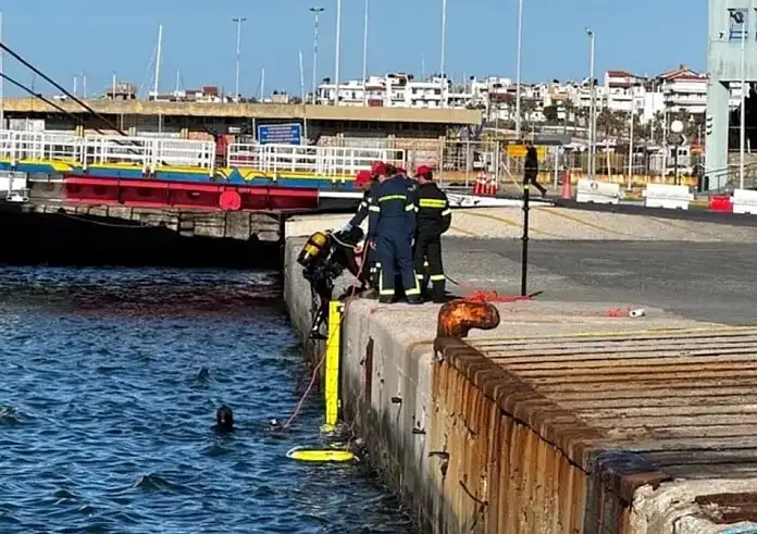 Αλόννησος: Η στιγμή που σπάει ο κάβος πλοίου την ώρα που επιβιβαζόταν αυτοκίνητα