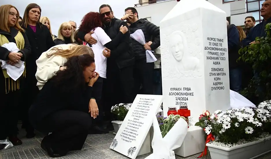 Αποκαλύφθηκε μνημείο για την Κυριακή Γρίβα έξω από το ΑΤ Αγίων Αναργύρων: «Καμία άλλη Κυριακή»