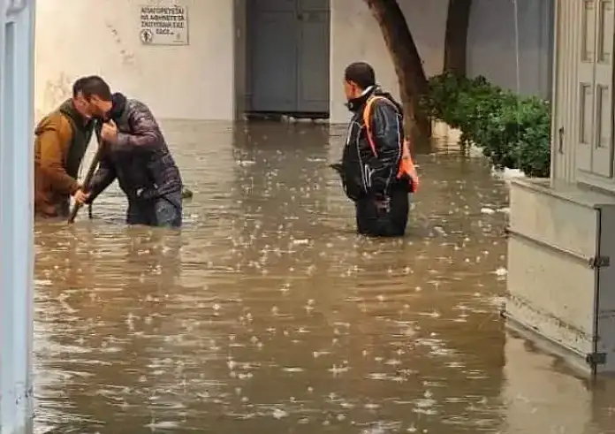 Κακοκαιρία: Πλημμύρισαν ξανά οι δρόμοι στην Μύκονο – Κλειστά τα σχολεία την Πέμπτη