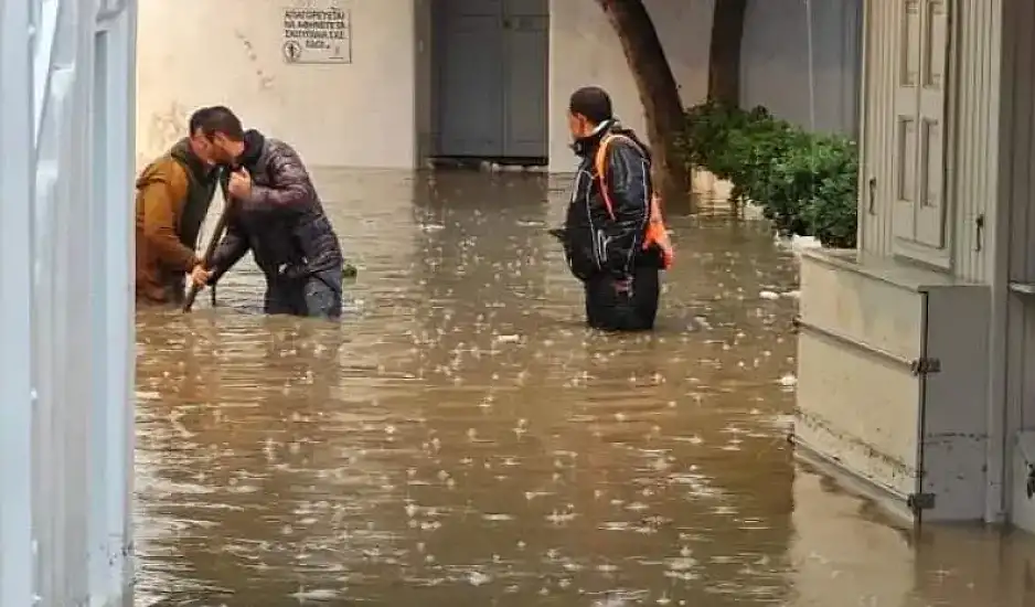 Κακοκαιρία: Πλημμύρισαν ξανά οι δρόμοι στην Μύκονο – Κλειστά τα σχολεία την Πέμπτη