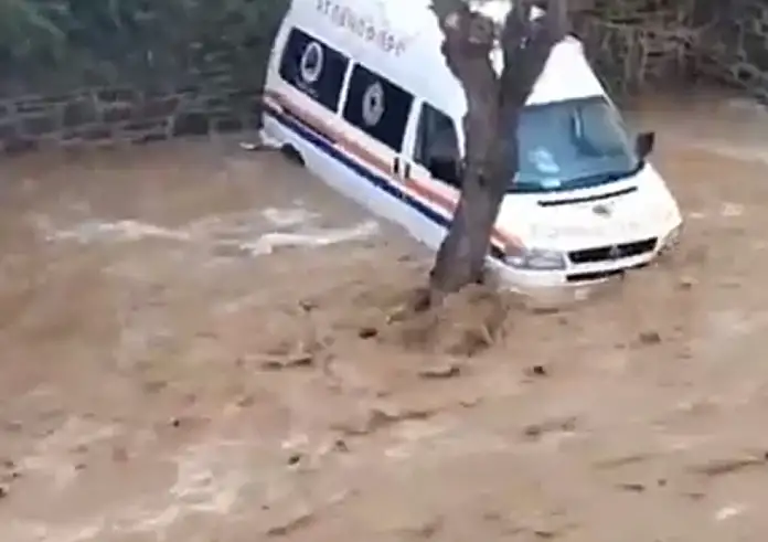 Κακοκαιρία: Σε κατάσταση έκτακτης ανάγκης η Πάρος - Πλημμύρισαν δρόμοι στα Χανιά
