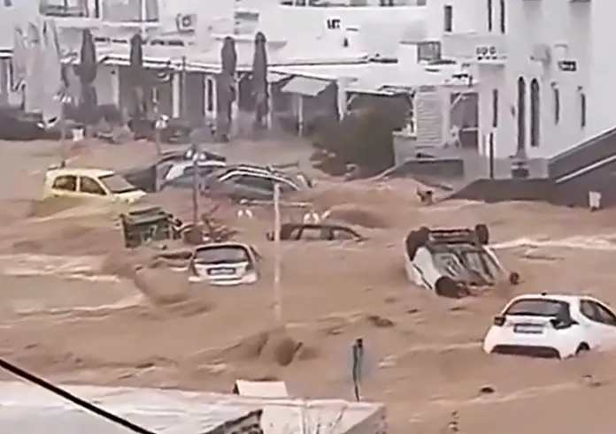 Κακοκαιρία: Μετρούν τις πληγές τους σε Πάρο και Μύκονο μετά τις πλημμύρες
