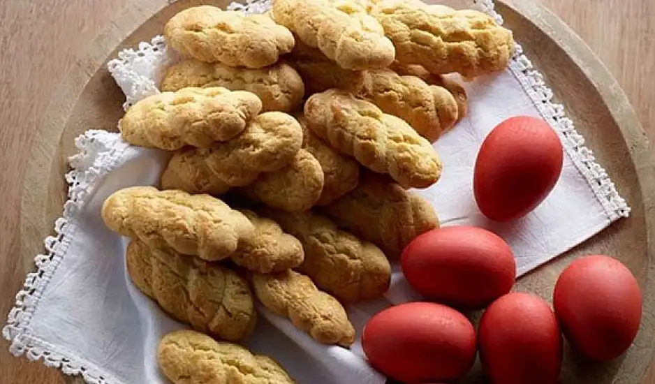 Τα πιο γευστικά και τραγανά πασχαλινά κουλουράκια από δύο πασίγνωστους σεφ