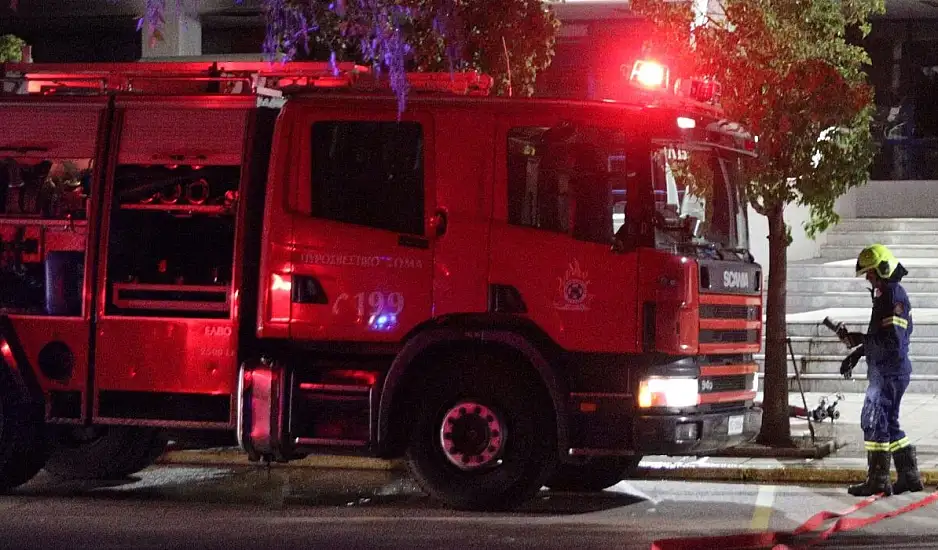 Συναγερμός στο Μαρούσι: Γυναίκα απειλούσε να πέσει από τον τρίτο όροφο