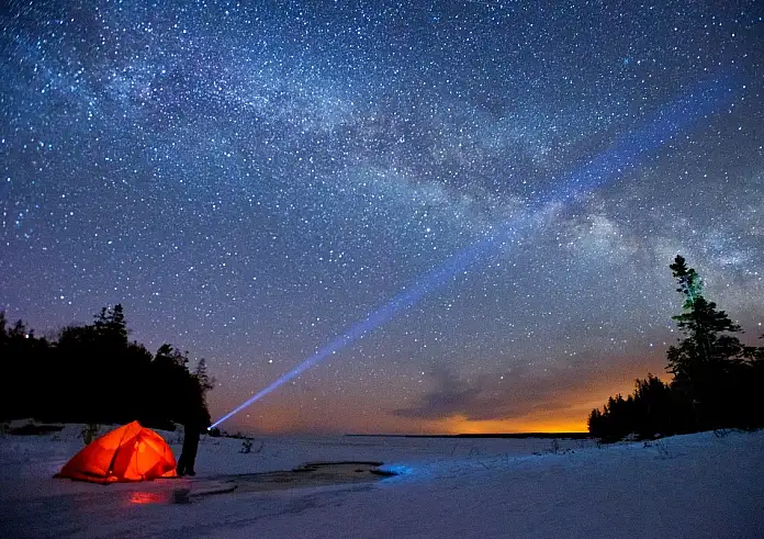 Star bathing: Τι είναι και γιατί είναι η γνωστή τάση στα ταξίδια;