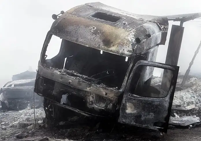 Σοκαριστικό βίντεο από το τροχαίο στην Κοζάνη - Η στιγμή που η νταλίκα πέφτει πάνω στα αυτοκίνητα και στα διόδια