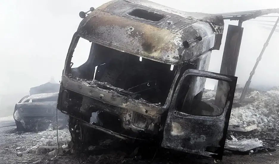 Σοκαριστικό βίντεο από το τροχαίο στην Κοζάνη - Η στιγμή που η νταλίκα πέφτει πάνω στα αυτοκίνητα και στα διόδια