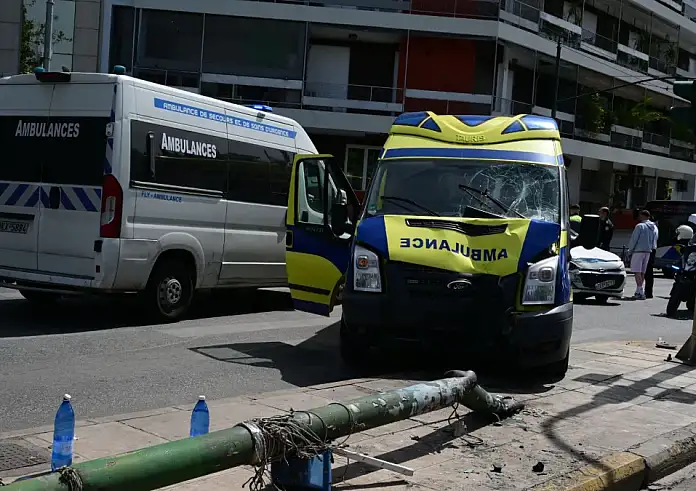 Τροχαίο στο Παγκράτι: Διασωληνωμένη η 78χρονη ασθενής του ασθενοφόρου, σε σοβαρή κατάσταση η μία πεζή