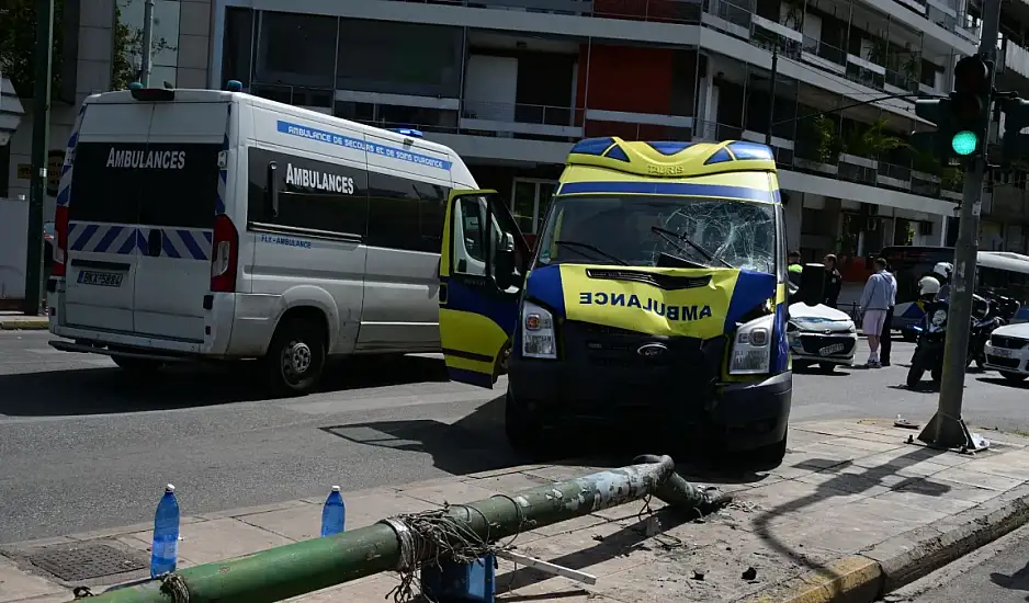 Τροχαίο στο Παγκράτι: Διασωληνωμένη η 78χρονη ασθενής του ασθενοφόρου, σε σοβαρή κατάσταση η μία πεζή
