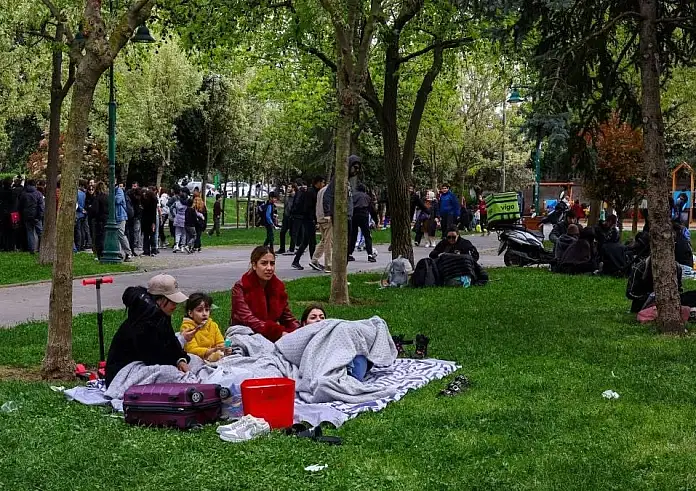 Σεισμός στην Τουρκία: Δύσκολη νύχτα για τους κατοίκους της Κωνσταντινούπολης – Τα τρία σενάρια για το ρήγμα στον Μαρμαρά