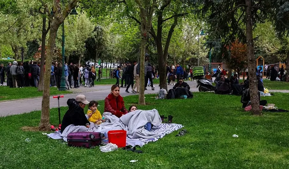 Σεισμός στην Τουρκία: Δύσκολη νύχτα για τους κατοίκους της Κωνσταντινούπολης – Τα τρία σενάρια για το ρήγμα στον Μαρμαρά