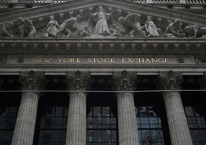 Καταρρέει η Wall Street εξαιτίας του εμπορικού πολέμου που εξαπέλυσε ο Τραμπ: Στρέφονται στον χρυσό οι επενδυτές