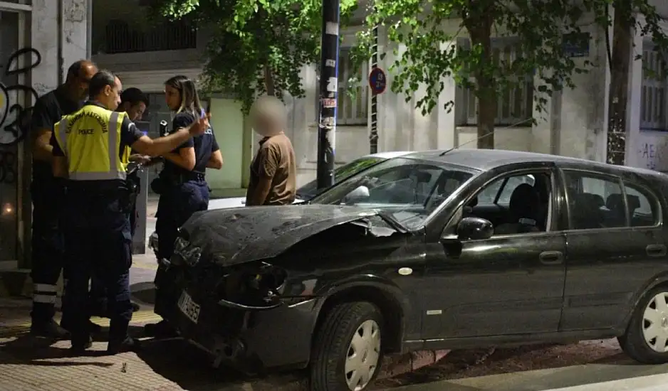 Σοβαρό τροχαίο στο κέντρο της Λάρισας – Στο νοσοκομείο μητέρα με το παιδί της που περνούσαν από το σημείο