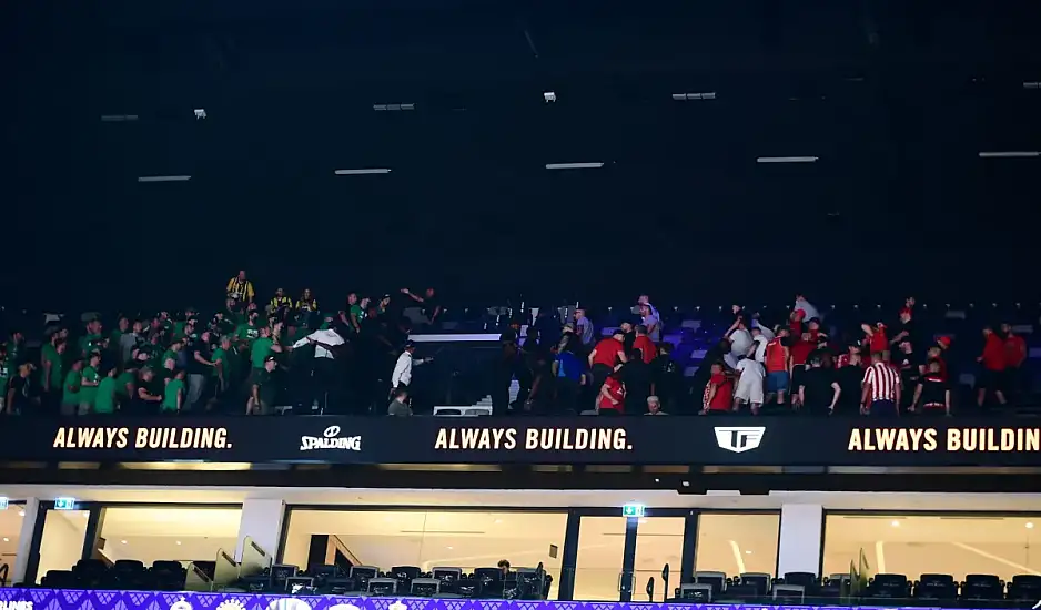 Final Four Άμπου Ντάμπι, Ολυμπιακός - Παναθηναϊκός: Ένταση μεταξύ των οπαδών