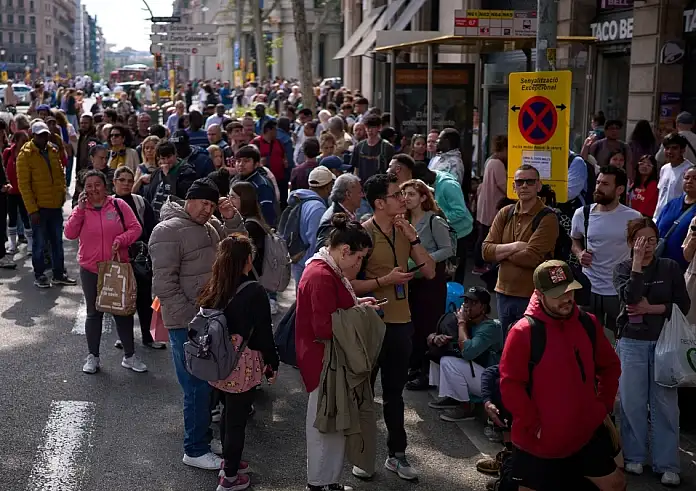 Ισπανία: Μπλακ άουτ σε ίντερνετ και τηλέφωνα – Εκτός λειτουργίας οι γραμμές έκτακτης ανάγκης