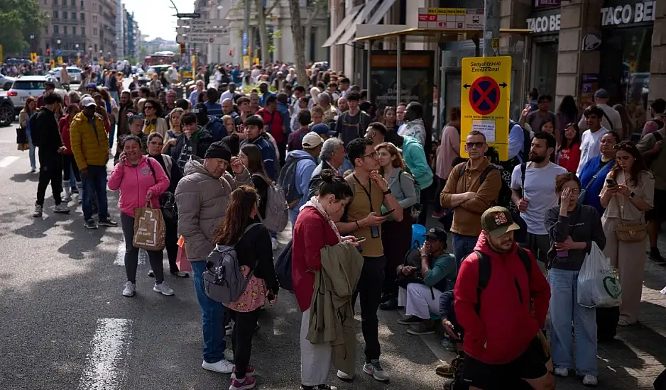 Ισπανία: Μπλακ άουτ σε ίντερνετ και τηλέφωνα – Εκτός λειτουργίας οι γραμμές έκτακτης ανάγκης