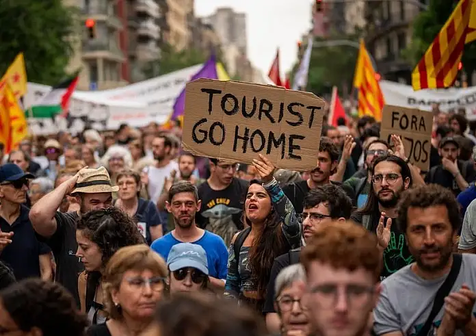 Iσπανία: Κηρύσσει πόλεμο στο Airbnb – «Η δυστυχία μας είναι ο παράδεισός σας»