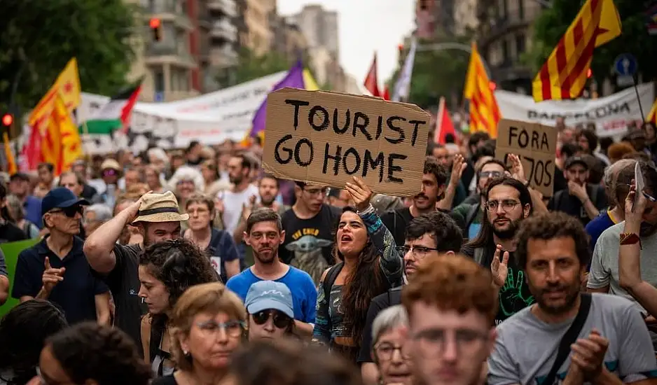 Iσπανία: Κηρύσσει πόλεμο στο Airbnb – «Η δυστυχία μας είναι ο παράδεισός σας»
