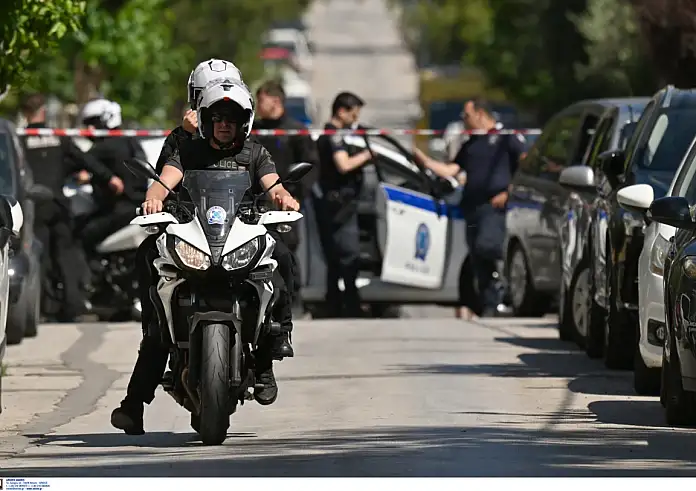 Τη σκότωσα: Σοκ στο Χαϊδάρι με τον 50χρονο που μαχαίρωσε τη μητέρα του στον λαιμό