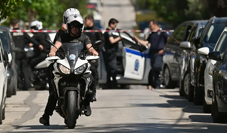 Τη σκότωσα: Σοκ στο Χαϊδάρι με τον 50χρονο που μαχαίρωσε τη μητέρα του στον λαιμό