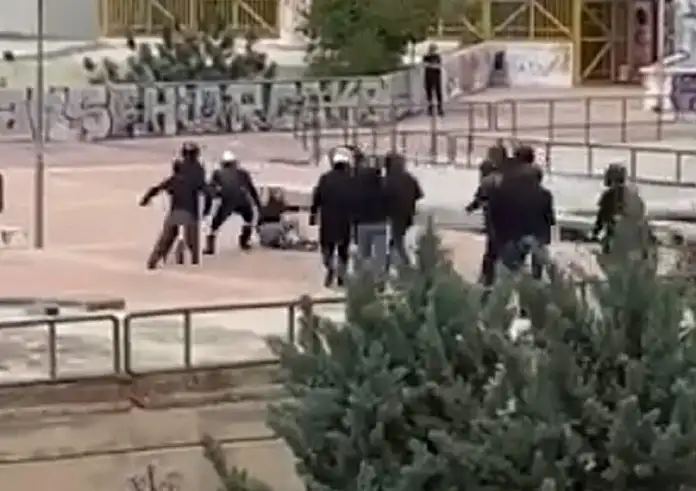 Πολυτεχνειούπολη: Η στιγμή της επίθεσης στην υπάλληλο του κυλικείου