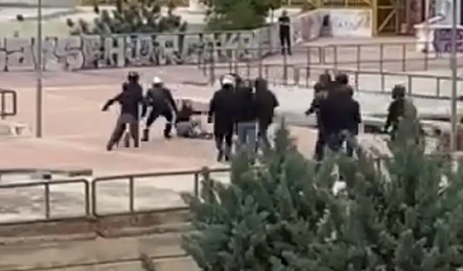 Πολυτεχνειούπολη: Η στιγμή της επίθεσης στην υπάλληλο του κυλικείου