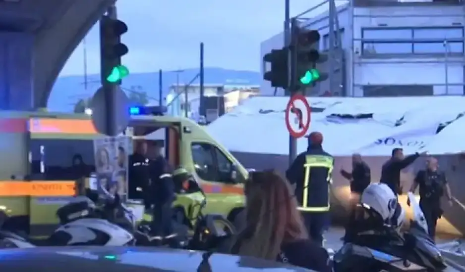 Σοκαριστικό τροχαίο: Νταλίκα έπεσε από τη γέφυρα στην Πέτρου Ράλλη στη Θηβών