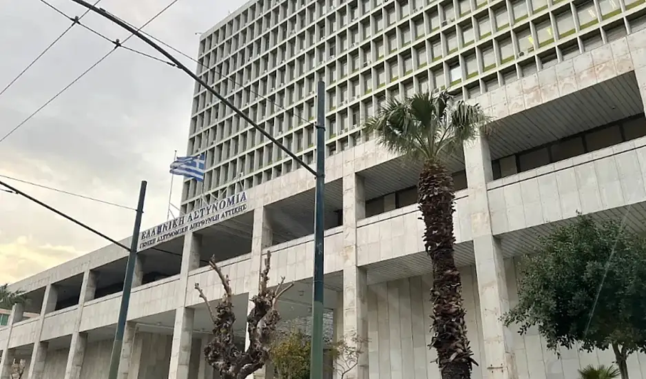 Αστυνομικός αυτοπυροβολήθηκε με το όπλο του στη ΓΑΔΑ ενώ το περιεργαζόταν