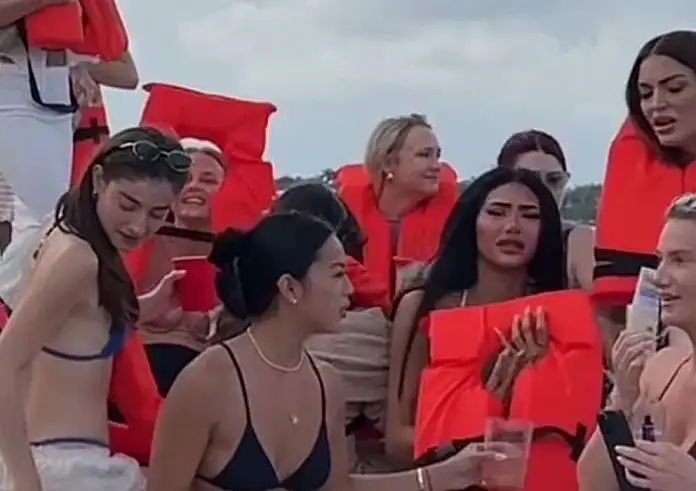 Χαμός στο Μαϊάμι: Πανάκριβο γιοτ γεμάτο με influencers βούλιαξε. Έσωζαν σαμπάνιες και πανηγύριζαν