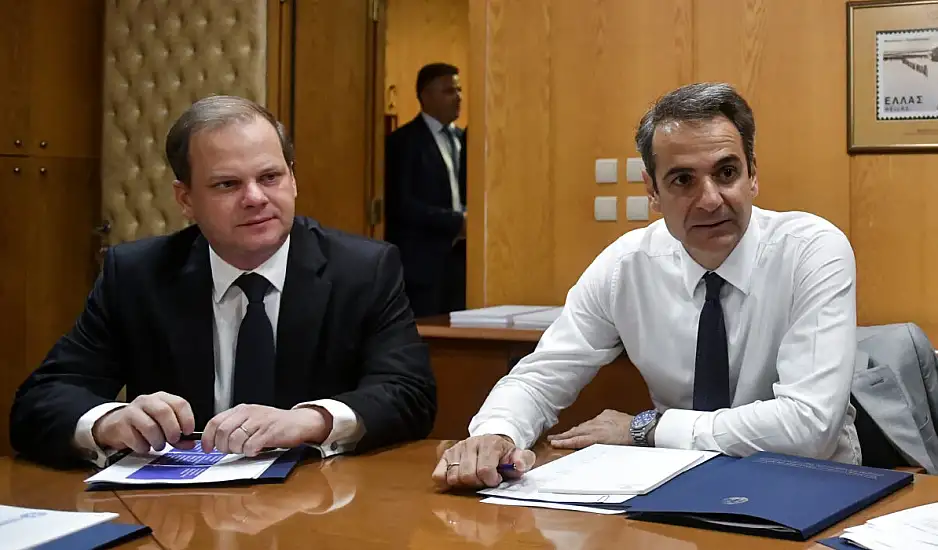 Με τη δικογραφία για Καραμανλή στη Βουλή, φόβοι για νέα αναζωπύρωση των Τεμπών