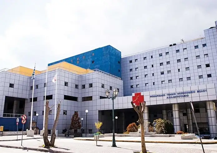 Στο νοσοκομείο μετά από άγρια επίθεση φοιτητής που φορούσε φανέλα αντίπαλης ομάδας – Οπαδική βία ερευνούν οι αρχές