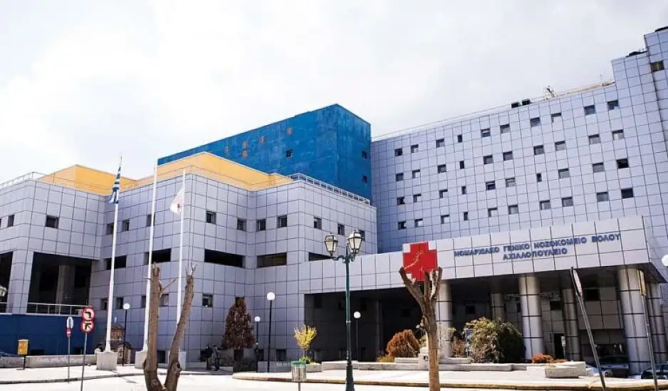 Στο νοσοκομείο μετά από άγρια επίθεση φοιτητής που φορούσε φανέλα αντίπαλης ομάδας – Οπαδική βία ερευνούν οι αρχές