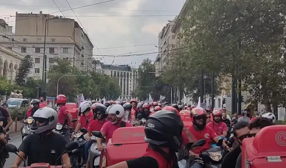Στους δρόμους ντελιβεράδες και μεταφορείς: Μηχανοκίνητο «ποτάμι» στο κέντρο της Αθήνας