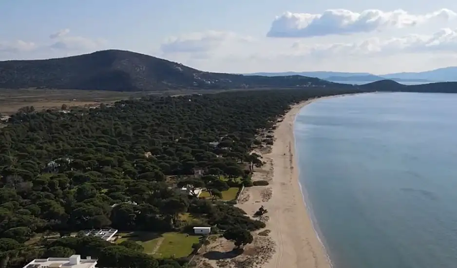 Η μεγαλύτερη παραλία της Αττικής: Χιλιόμετρα ξανθής άμμου - Καταγάλανα νερά και βαθύ πράσινο