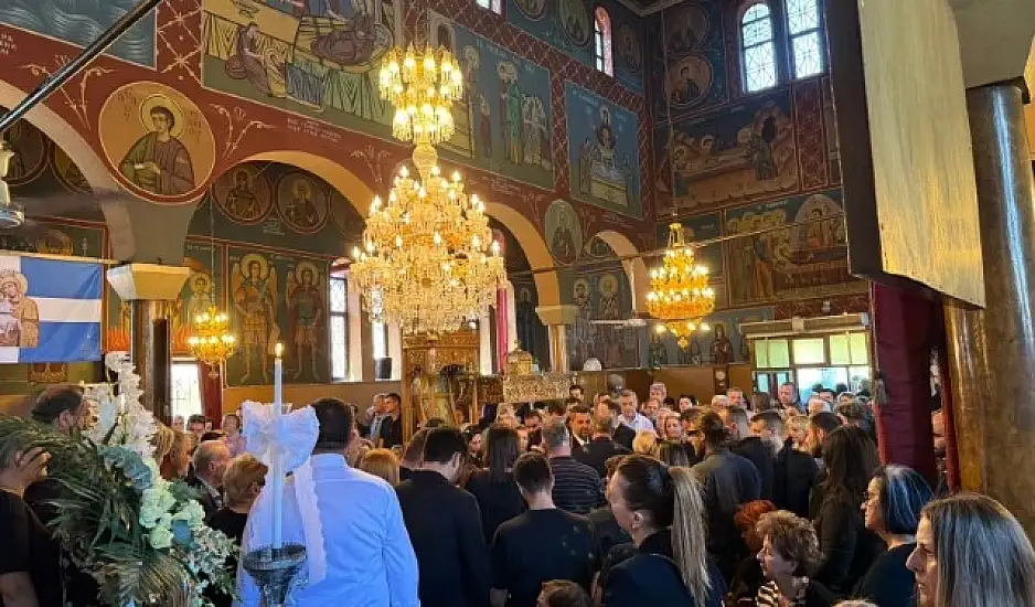 Τρίκαλα: Πόνος στην κηδεία του 30χρονου που πνίγηκε στη Λευκάδα