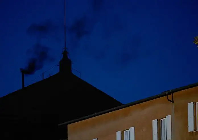 Μαύρος καπνός από την Καπέλα Σιξτίνα – Άκαρπη η πρώτη ψηφοφορία για νέο Πάπα