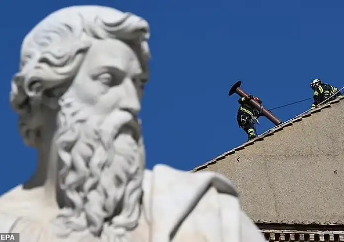 Βατικανό: Πυρετώδεις εργασίες ενόψει του Κονκλάβιου για την εκλογή του νέου Πάπα – Εγκαταστάθηκε η καμινάδα