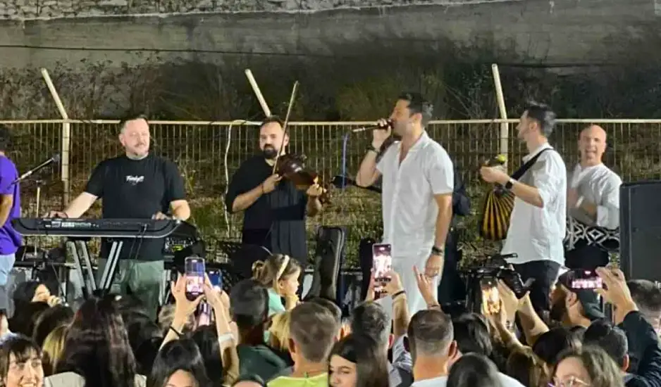 Σε πανηγύρι στην Τήνο ο Αργυρός: Ξεσήκωσε τον κόσμο τραγουδώντας νησιώτικα