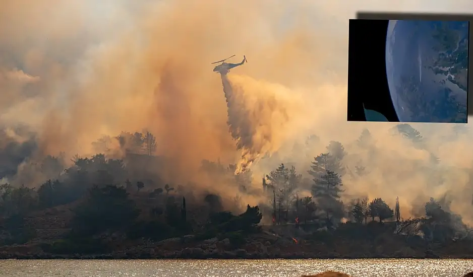 Φωτιά στη Χίο: Ορατοί από το διάστημα οι καπνοί