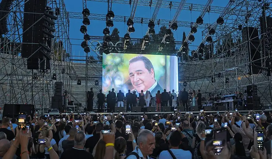 Βασίλη Καρράς: Συναυλία στη μνήμη του - Γκρίνιες, παρατράγουδα και απουσίες