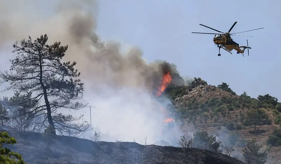 Μάχη με τις φλόγες σε όλη τη χώρα – 33 εναέρια μέσα επιχειρούν στα μεγάλα μέτωπα. Εξελίξεις