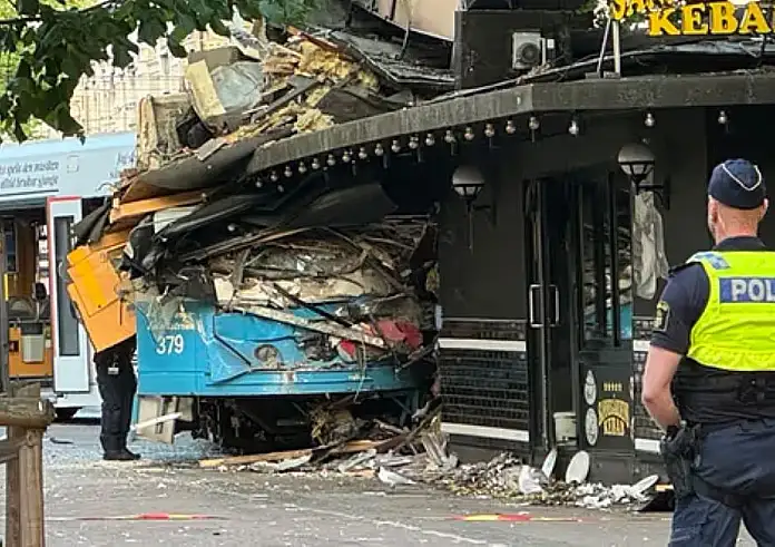 Σουηδία: 7 τραυματίες από εκτροχιασμό τραμ στο Γκέτεμποργκ – Κατέληξε μέσα σε μια πιτσαρία