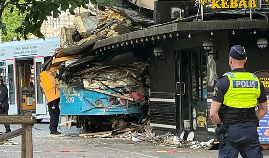 Σουηδία: 7 τραυματίες από εκτροχιασμό τραμ στο Γκέτεμποργκ – Κατέληξε μέσα σε μια πιτσαρία
