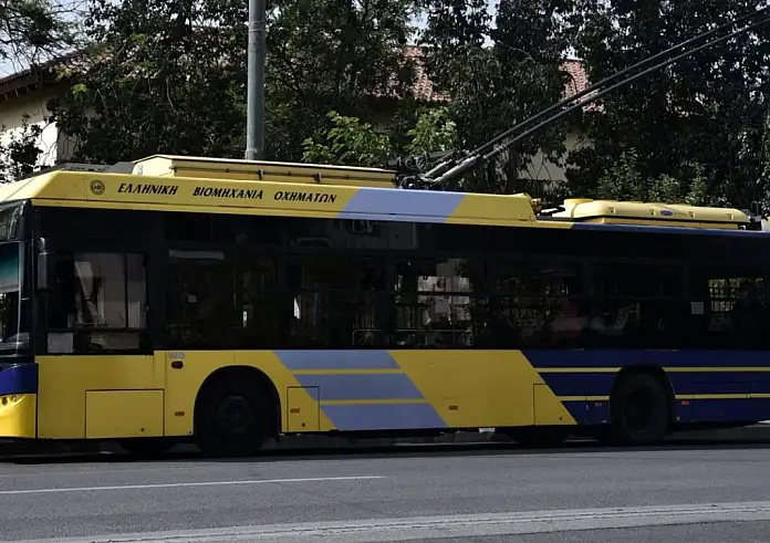Αθήνα: Κεραία τρόλεϊ έπεσε πάνω σε ταξί – Κυκλοφοριακό χάος στο κέντρο