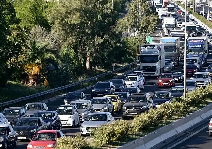 Κυκλοφοριακό χάος ακόμη ένα πρωινό στους δρόμους της Αττικής. Καθυστερήσεις έως 60′
