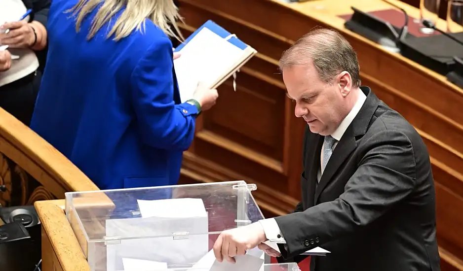 Τέμπη – Καραμανλής: Το μυστήριο με τις μείον δύο ψήφους και η μυστική ψηφοφορία για την παραπομπή στο δικαστικό συμβούλιο