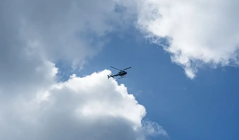 Ελικόπτερο κατέπεσε στη θάλασσα δίπλα στη μαρίνα Βουλιαγμένης. Σώοι οι επιβάτες και ο πιλότος