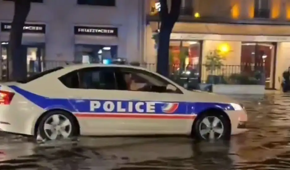 Παρίσι: Περιπολικό διασχίζει τους πλημμυρισμένους δρόμους παίζοντας το τραγούδι του «Τιτανικού»