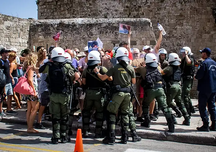 Ρόδος: Ένταση και συλλήψεις για το κρουαζιερόπλοιο με Ισραηλινούς τουρίστες – Επέμβαση των ΜΑΤ στο λιμάνι