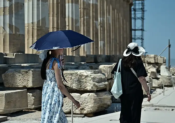 Ακρόπολη: Γέμισε από τουρίστες παρά τον καύσωνα